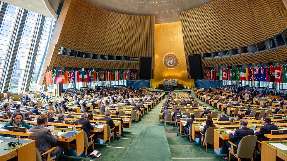 Diplomația ONU: sala Adunării Generale a Națiunilor Unite cu steaguri și delegați